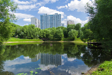 Obraz premium A small pond in the south-west of Moscow, Russia.