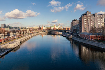 Fototapeta na wymiar Moskva river and Kremlin view from the bridge