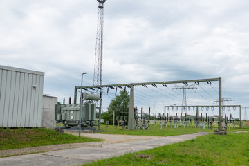 Fototapeta na wymiar Ein Umspannwerk ist Teil des elektrischen Versorgungsnetzes eines Energieversorgungsunternehmens und dient der Verbindung unterschiedlicher Spannungsebenen