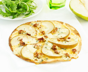 Dietary pizza tortilla with pears and cheese Dor Blue.