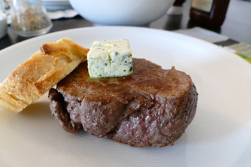 Entrecote mit Kräuterbutter und Baguette