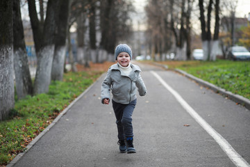 Children walk in the autumn park