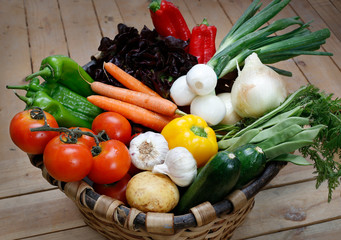 Verduras frescas en un cesto