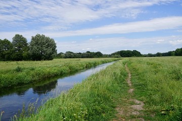 Grüne, sonnige Panoramalandschaft des Erpetals 