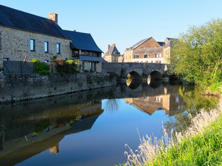 Obraz premium The River Selune flowing under an old bridge on its way through Ducey-les-Cheris