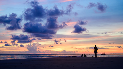 Fototapeta premium silhouette of man on the beach at sunset