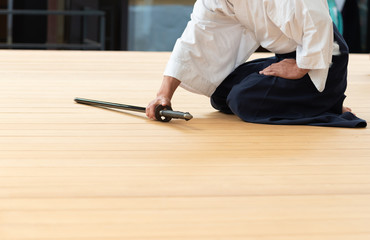 日本刀を持った男性