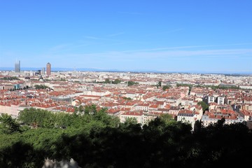 Fototapeta premium Ville de Lyon - La ville et ses toîts vus de haut depuis la colline de Fourvière