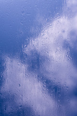 Fototapeta na wymiar Wassertropfen auf Blau