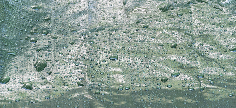Wassertropfen auf gr&uuml;ner Plastic abdeckung