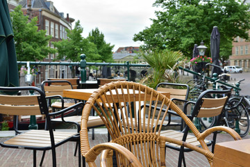 Budynki, barki i mostek nad kanałkiem w zabytkowej starówce.