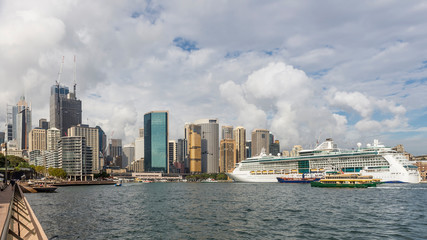 Obraz premium Beautiful view of the harbor and downtown Sydney, Australia, from the river