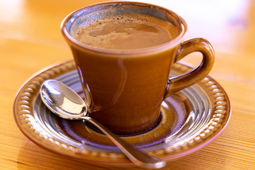 Tasse mit Espresso und Löffel auf Untertasse