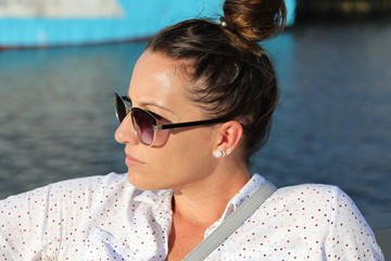 Kobieta relaksująca się n łodzi © marriaci_photo