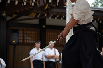日本刀を持った男性