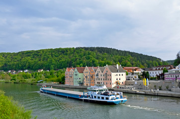 Fototapeta na wymiar Frachtschiff vor Riedenburg