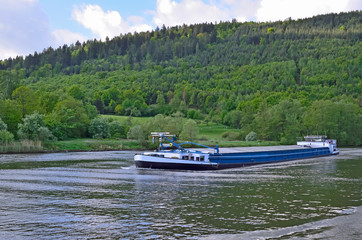 Fototapeta premium Frachtschiff auf dem Main bei Stadt-Prozelten
