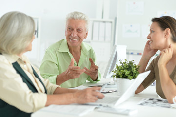 Obraz premium Working business people in modern light office