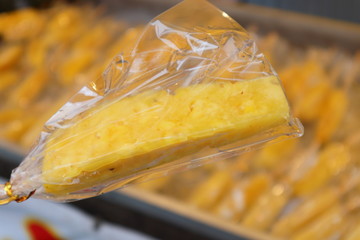 夏祭の屋台で売るパイナップルスティック