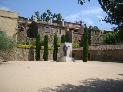 Monument on the square in the village of Pubol