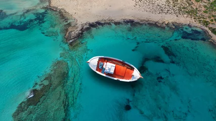 Fototapete Elafonissi Strand, Kreta, Griekenland Luftaufnahme von oben Foto des traditionellen Fischerbootes angedockt in der paradiesischen Bucht von Elafonisi mit türkisfarbenem klarem Meer, Insel Kreta, Griechenland