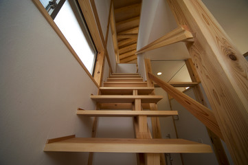 新築の家の木の階段