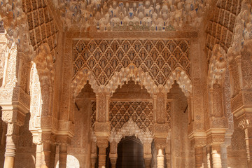 hermoso detalle de la arquitectura nazar&iacute; de la alhambra de Granada, Andaluc&iacute;a