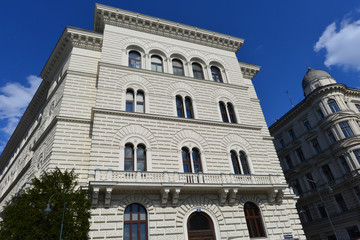 Fototapeta na wymiar Denkmalgeschützte Architektur in Wien - Löwelstraße