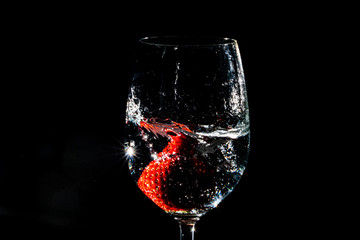 Naklejka na ściany i meble Strawberry in Waterglass with Splash