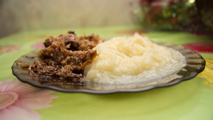mashed potatoes with stew and meat