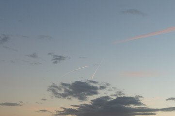 Cielo con nubes durante un atardecer.