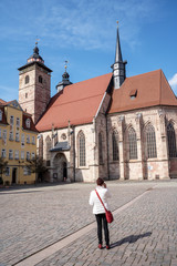 Obraz premium Junge Frau schaut auf die Stadtkirche in Schmalkaldn