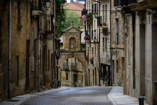 Fototapeta Labastida, Alava (Basque Country)/Spain  06-29-2019: arch of Larrazuria, door of the old wall