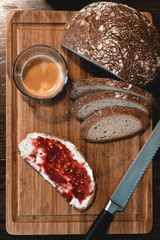 Frühstück mit Brot und Kaffee