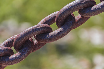 Cadena gruesa de hierro, oxidada