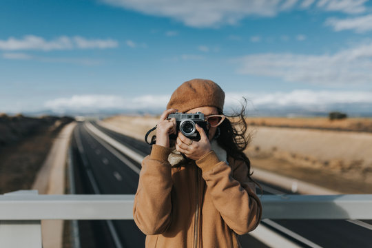 Fototapeta photographer woman with vintage style, walking and taking photos.