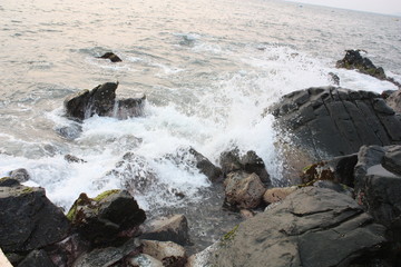 Fototapeta premium Olas chocando en rocas