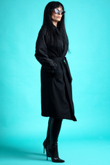 Femme trench et solaire en studio 