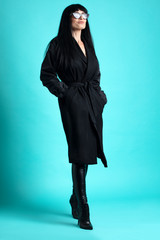 Femme trench et solaire en studio 