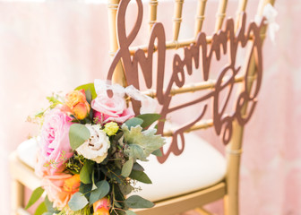 Mommy to be chair sign with flowers