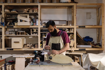 Craftsman mounting wheels on skateboard