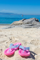 Obraz premium sandals in the sand of the beach, summer and holidays