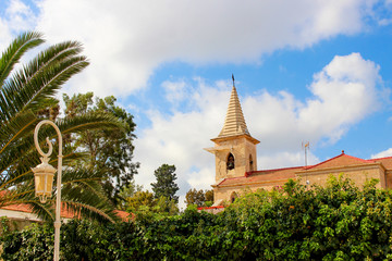Fototapeta na wymiar Jacarilla - Jardín del Palacio del Marqués de Fontalba, iglesia - Vega Baja - Alicante - España