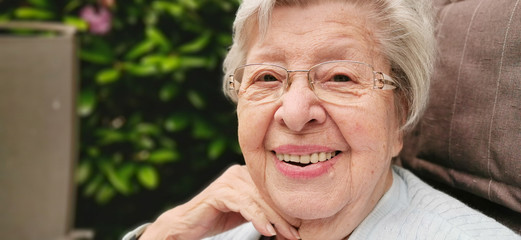 Seniorin auf der Terrasse 9