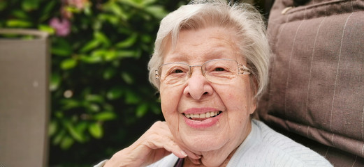 Seniorin auf der Terrasse 8