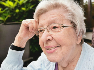 Seniorin auf der Terrasse 2