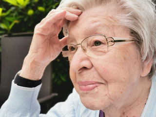 Seniorin auf der Terrasse 1