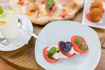 Fresh tomatoes with cheese and basilio