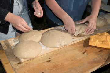 Brot in Laibe, gehen lassen und vorbereitet zum Backen im Holzofen