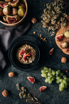 Porridge with figs and walnuts
